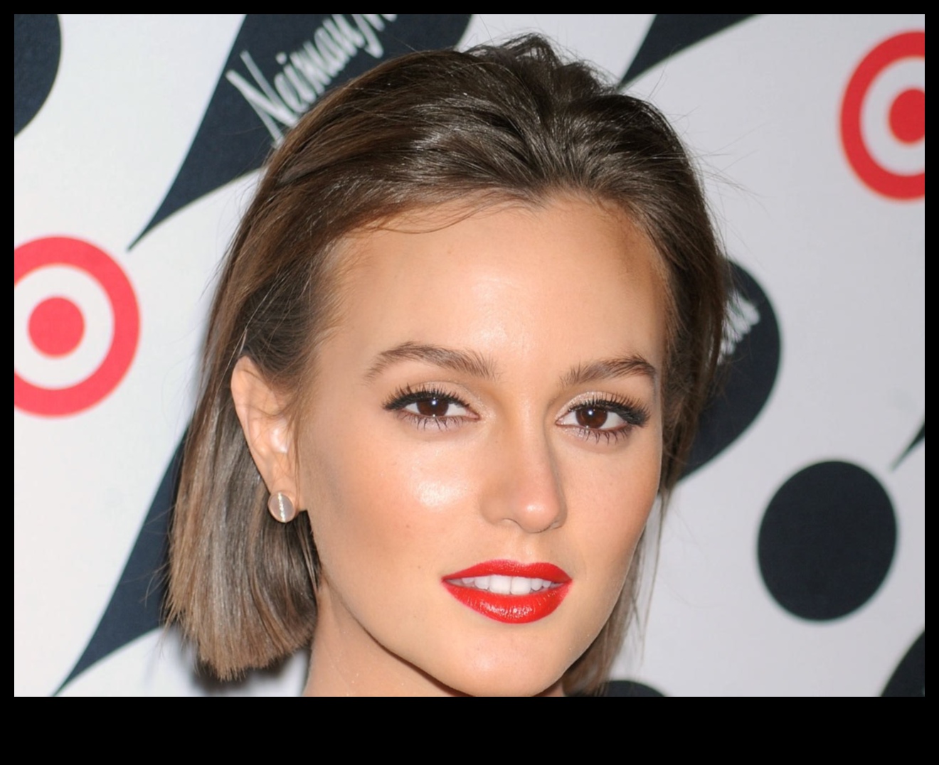 תסרוקות חלקות בזוהר מבריקות המשקפות קרינה 5 זוהר מבריק: משקף זוהר בתסרוקות חלקות