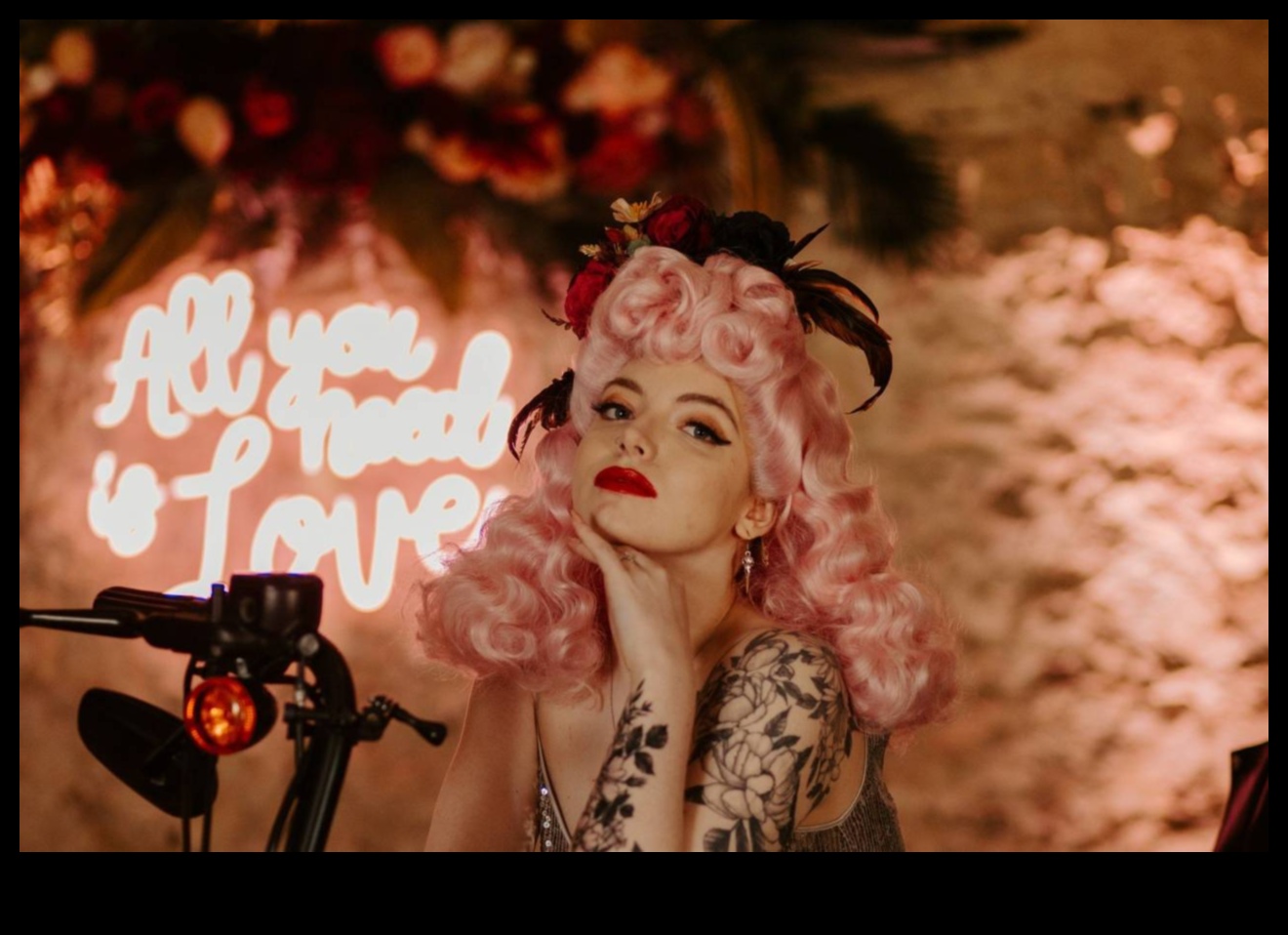 שיער בלונדיני ואווירות רטרו: מראה ציפורני בהשראת וינטג'