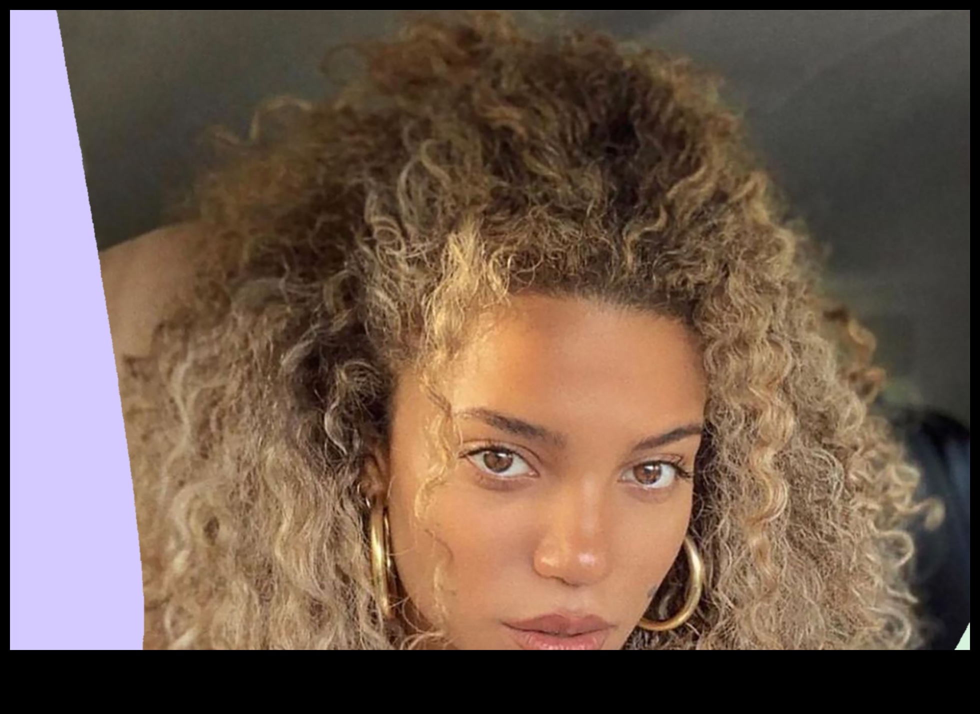 שיער בלונדיני ואווירות רטרו: מראה ציפורני בהשראת וינטג'