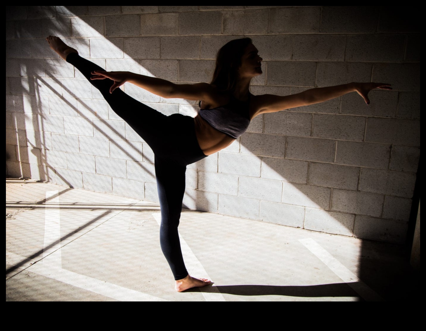 בלט במשקל גוף: השג חוזק חינני באמצעות כושר טבעי