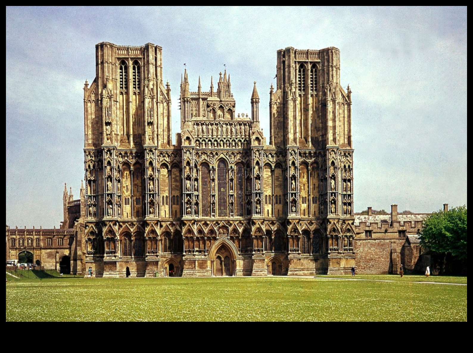 תור הזהב הגותי: תקופות אמנותיות פורחות באירופה של ימי הביניים