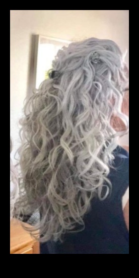 שועלי כסף: חובקים גוונים אפורים בתסרוקות בלונדיניות