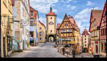 כפרים מוזרים: נופים מקסימים של עיירה וכפר