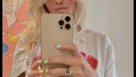 שיער בלונדיני ואווירות רטרו: מראה ציפורני בהשראת וינטג'