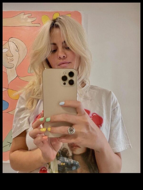 שיער בלונדיני ואווירות רטרו: מראה ציפורני בהשראת וינטג'