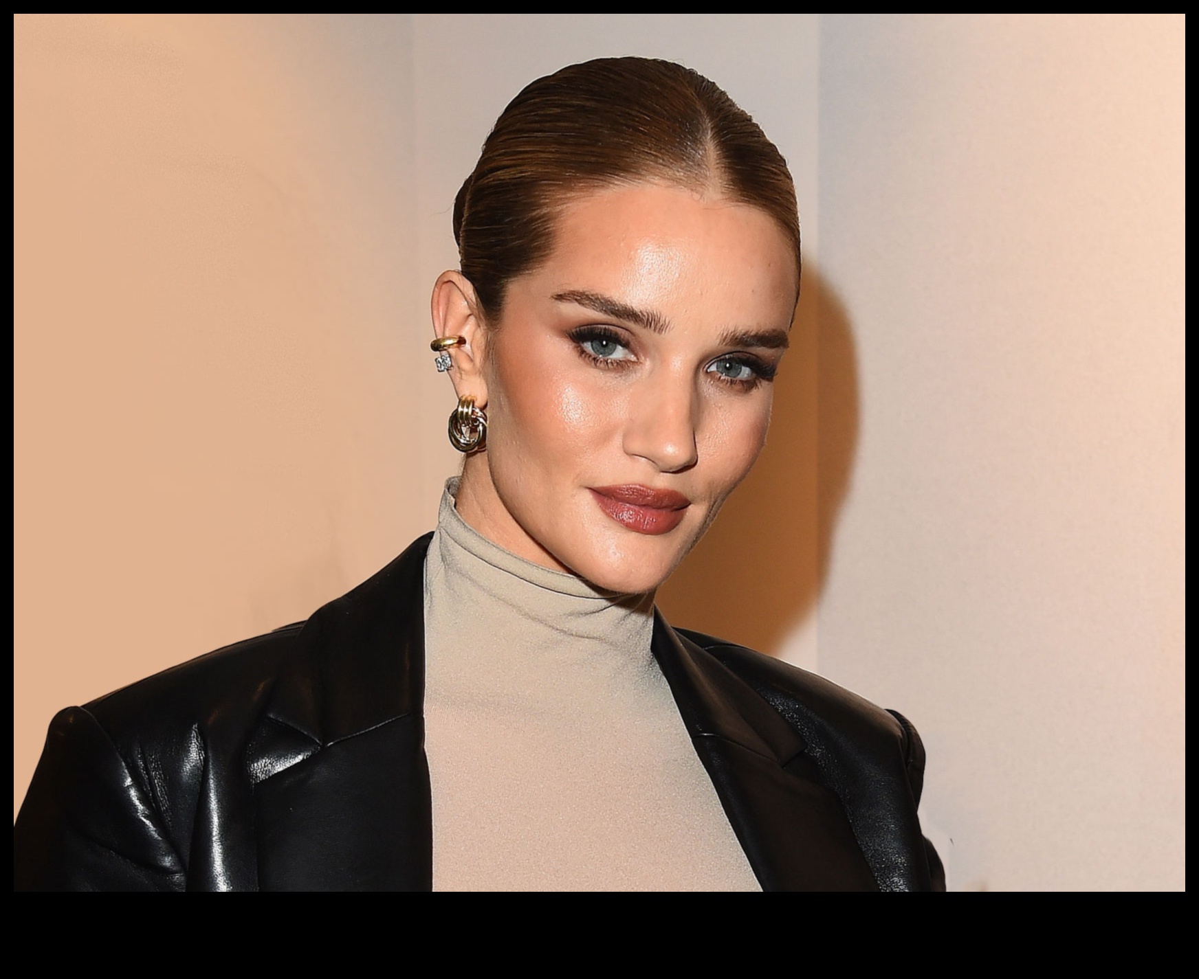 תסרוקות חלקות בזוהר מבריקות המשקפות זוהר 1 זוהר מבריק: משקף זוהר בתסרוקות חלקות